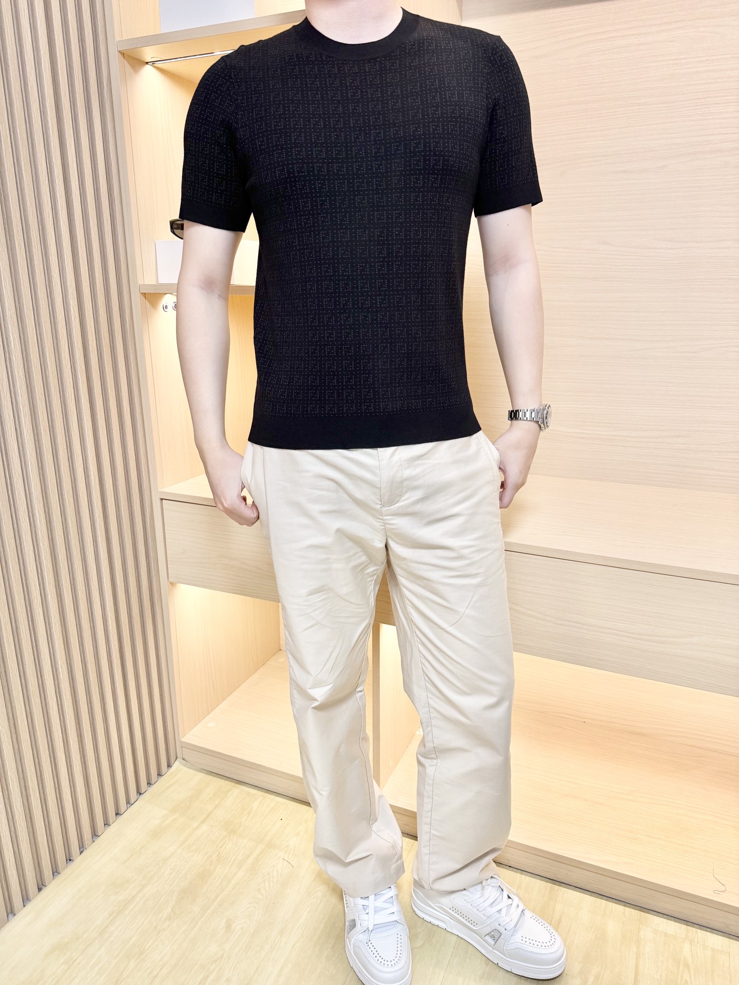 NO:526669,Fendi-2025 counter latest hot round neck T-shirt shipped, London counter hot-selling items!  Selected Italian wool recycled fiber fabric is delicate, soft and skin-friendly. Excellent combination with the latest design. The whole brand English logo design highlights taste. Business and casual boutique. Size: 48-56 (model 180/140 wears 50, with Hong Kong Lane Crawford gift box packaging), fendi,tees, t-shirt,alexander wang19860909芬迪-2025专柜最新爆款圆领T恤出货 伦敦专柜热销单品！精选意大利采用羊毛再生纤维面料细腻柔软亲肤性极佳搭配最新的设计,通体的品牌英文标志设计彰显品味 商务休闲精品.尺码:48-56（模特180/140穿50,配香港连卡佛礼盒包装）,,fendi,tees，t-shirt,alexander wang,Men's clothing