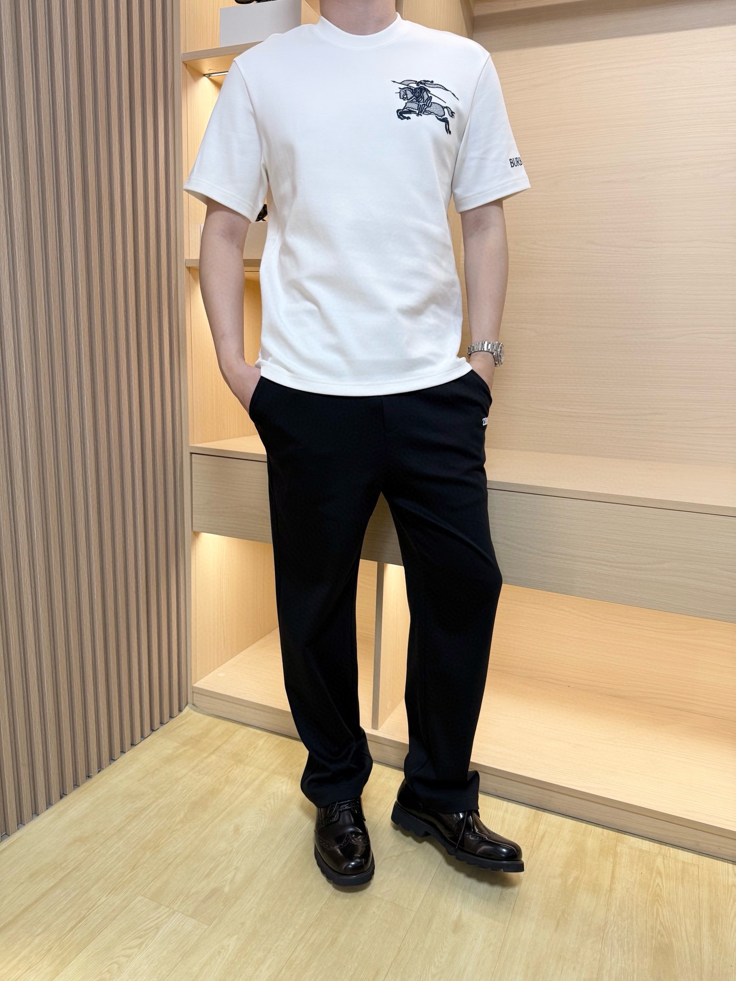 NO:526671,Burberry-2025 counter latest hot early autumn T-shirt shipment, hot-selling items in European and American counters!  Selected Italian imported double-sided cashmere cotton fabrics are comfortable and soft with the latest designs. The Pegasus embroidery design on the chest highlights fashion. The basement and outfit are very good!  Number of codes 48-56 (model 180/140 wears 50, with Hong Kong Lane Crawford gift box packaging), burberry,tees, t-shirt, alexander wang19860909巴宝莉-2025专柜最新爆款早秋T恤出货 欧美专柜热销单品！精选意大利进口双面羊绒棉面料舒适柔软搭配最新的设计,胸前的飞马刺绣设计彰显时尚 打底和外穿都很不错！码数48-56（模特180/140穿50,配香港连卡佛礼盒包装）,,burberry,tees，t-shirt,alexander wang,Men's clothing