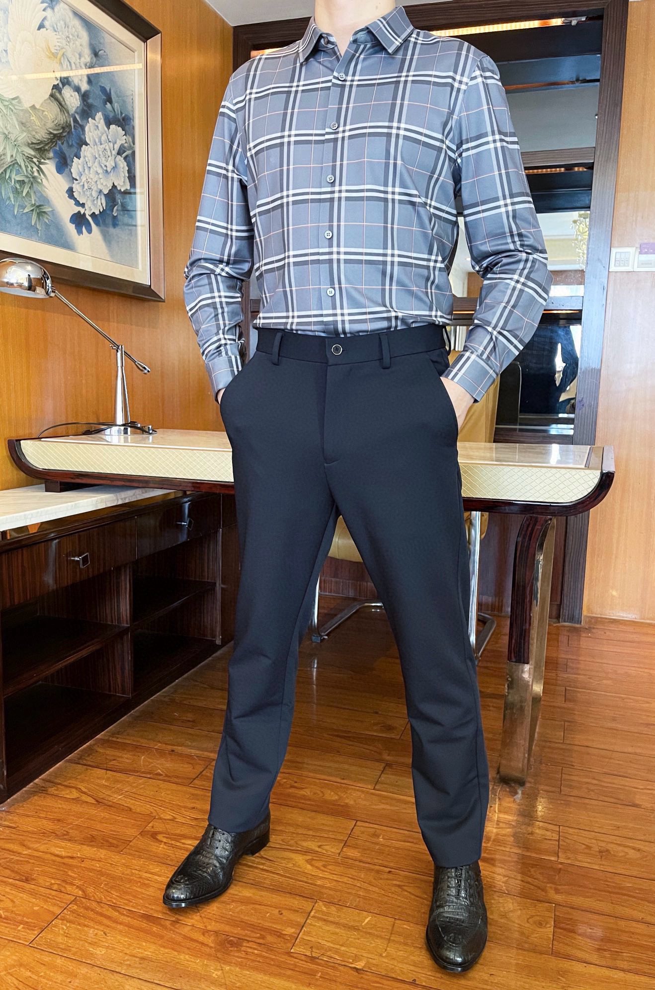 NO:526674,Ferragamo - the latest casual trousers in 2025 counters arrive, hot-selling items in European and American counters!  Selected Italian imported Tianshi cotton fabric with a straight slim fit design, custom buttons and English embroidery on the back pocket highlight the charm, business and casual are very suitable. Size 29-38 (model 180/140 wears 32 sizes, with Hong Kong Lane Crawford gift box packaging), ferragamo, alexander wang19860909菲拉格慕-2025专柜最新款休闲西裤到货 欧美专柜热销单品！精选意大利进口天丝棉面料搭配直筒修身设计,定制纽扣和后袋上的英文刺绣彰显韵味 商务休闲都非常适合.尺码29-38（模特180/140穿32码,配香港连卡佛礼盒包装）,,ferragamo,alexander wang,Men's clothing