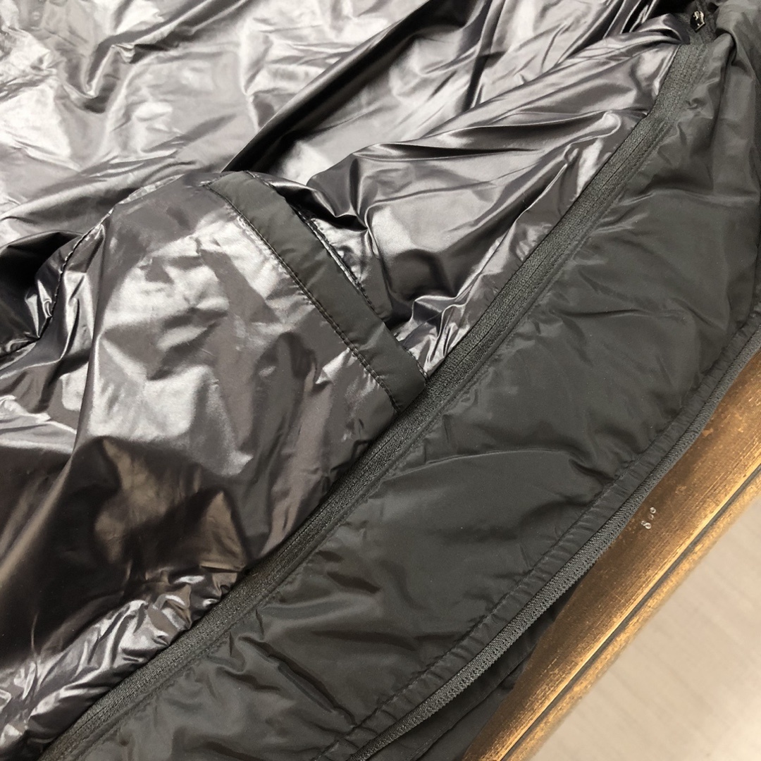 羽绒 PRADA 普拉达 25FW秋冬新款高密度尼龙夹西服领羽绒服!男士经典三角标徽章口袋时尚西装外套!