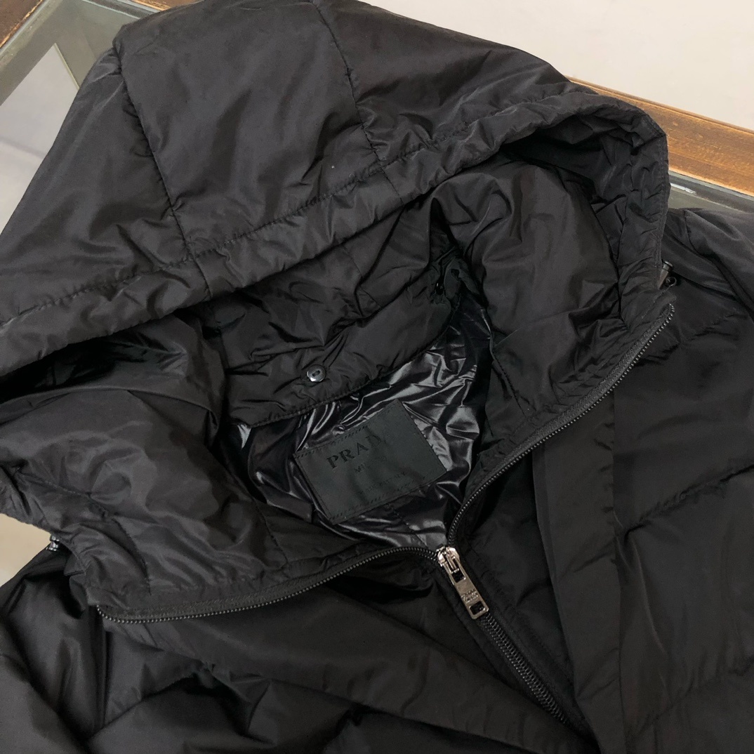羽绒 PRADA 普拉达 25FW秋冬新款高密度尼龙夹西服领羽绒服!男士经典三角标徽章口袋时尚西装外套!