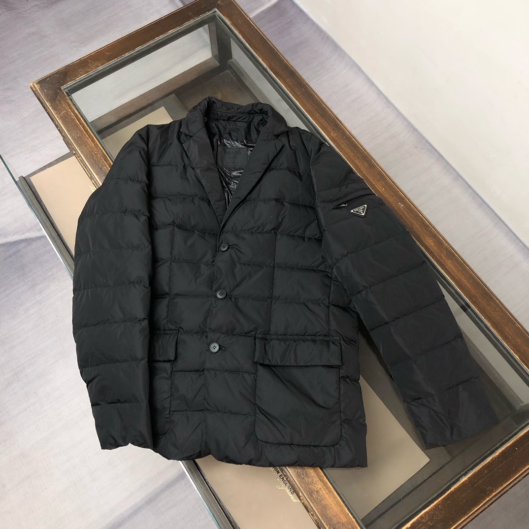 羽绒 PRADA 普拉达 25FW秋冬新款高密度尼龙夹西服领羽绒服!男士经典三角标徽章口袋时尚西装外套!