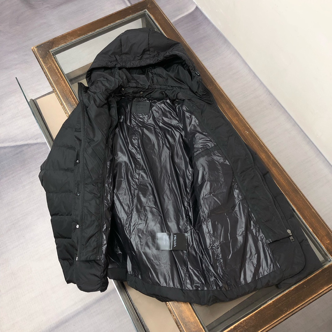 羽绒 PRADA 普拉达 25FW秋冬新款高密度尼龙夹西服领羽绒服!男士经典三角标徽章口袋时尚西装外套!