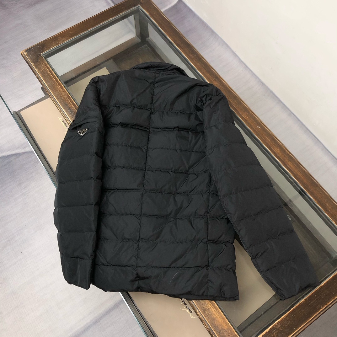 羽绒 PRADA 普拉达 25FW秋冬新款高密度尼龙夹西服领羽绒服!男士经典三角标徽章口袋时尚西装外套!