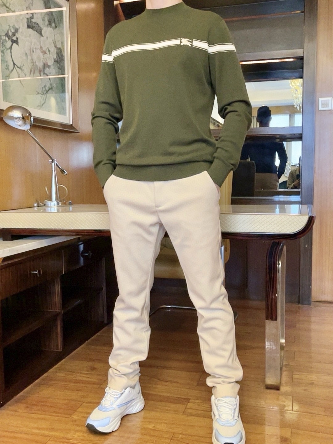 NO:526686,Burberry-2025 counter latest sweaters arrive, hot-selling items in European and American counters!  Selected imported gold wool fabrics from Italy with the latest designs. The Pegasus logo inlaid in contrasting stripes connected to the chest and sleeves shows elegance. There is no need to say more about the effect of the upper body. Size 48--56 (model 180/140 wears 50, with Hong Kong Lane Crawford boutique gift box packaging), burberry, sweaters, gold, alexander wang19860909巴宝莉-2025专柜最新款毛衣到货 欧美专柜热销单品！精选意大利进口黄金羊毛面料搭配最新的设计,胸前和袖子相连的撞色条纹中镶嵌的飞马标志彰显雅致 上身效果不用多说.尺码48--56码（模特180/140穿50,配香港连卡佛精品礼盒包装）,,burberry,sweaters,gold,alexander wang,Men's clothing