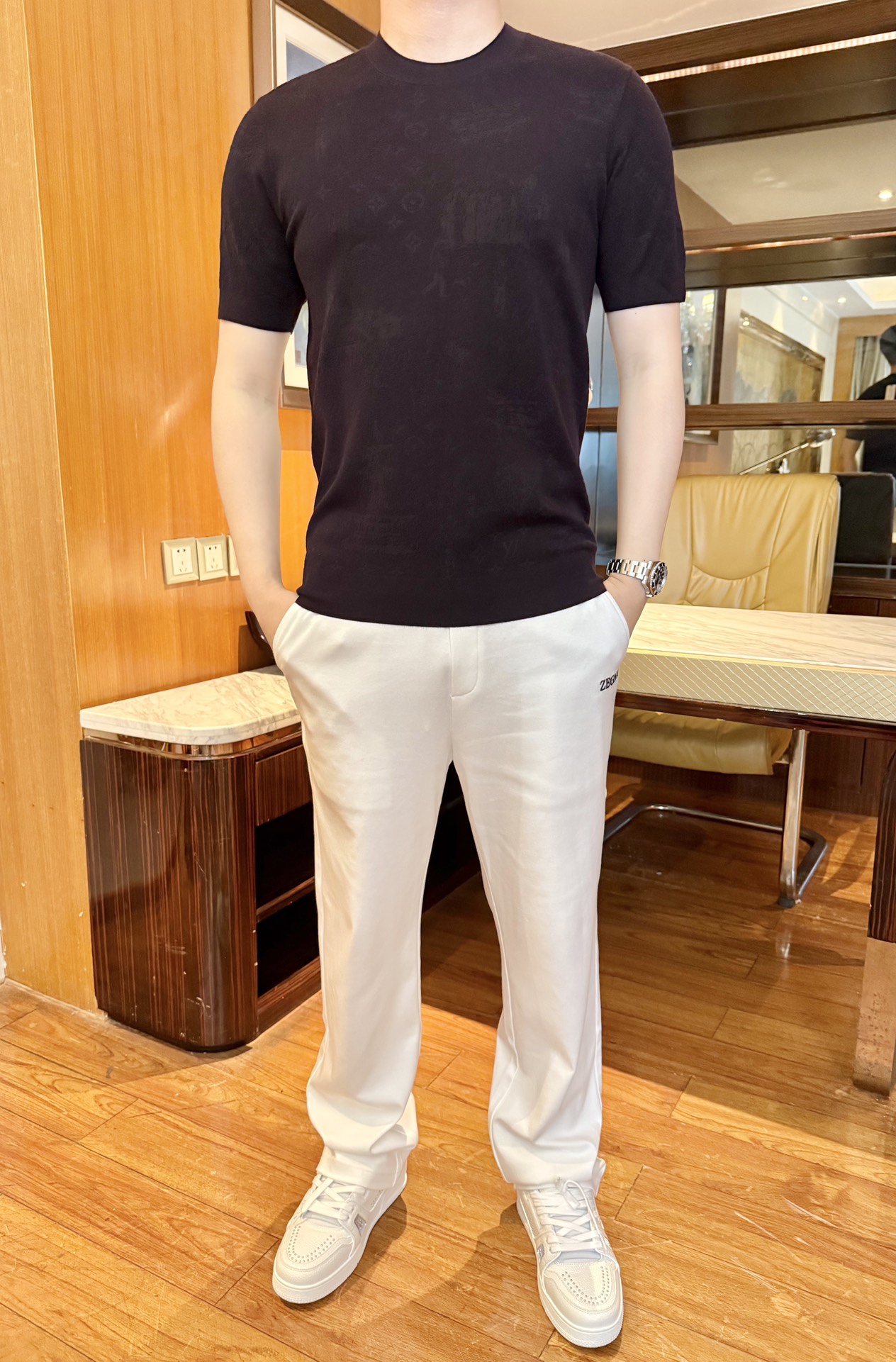 NO:526681,Louis Vuitton-2025 counter latest round neck T-shirts arrive, European and American counters are on sale at the same time!  Selected Italian imported mulberry silk recycled fiber fabrics with the latest design, the whole brand logo shows fashion, the base and outer wear are very good. Size 48--56 (model 180/140 wear 50, with Hong Kong Lane Crawford boutique gift box packaging),,louis vuitton,tees, t-shirt,alexander wang19860909路易威登-2025专柜最新款圆领T恤到货 欧美专柜同步发售！精选意大利进口桑蚕丝再生纤维面料搭配最新的设计,通体的品牌logo彰显时尚 打底外穿都非常好看.尺码48--56码（模特180/140穿50,配香港连卡佛精品礼盒包装）,,louis vuitton,tees，t-shirt,alexander wang,Men's clothing