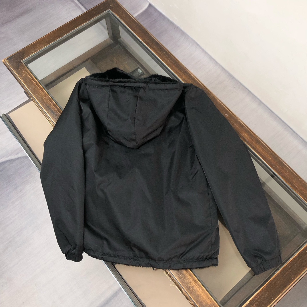 外套 🆕PRADA 普拉达 25秋冬新款双面穿夹克外套～两面🉑穿～满足多种穿搭风格～超级狠货 ！简约廓形