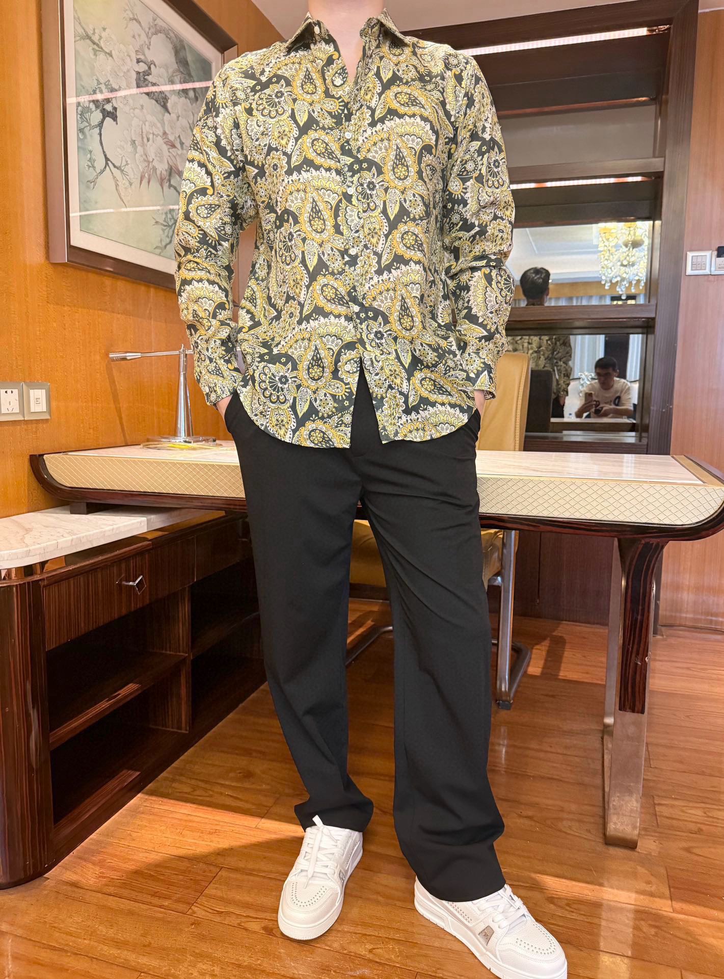 NO:526677,Croxin - Light and blooming Oriental Poetics | Lineage shirt inspired by daisies Unlocks the new Chinese aesthetics in summer When the afternoon sun penetrates the ramie fiber, fine flower shadow totems will fall on the ground. It is made of linen fabric, woven through special craftsmanship, with a soft touch and natural wrinkle, making it look simple and natural. 120 double-strand linen yarns have been washed three times to present the matte texture of the old days. Code M-3XL (model 180/140 wears 50, with Hong Kong Lane Crawford gift box packaging), chrome hearts,shirts,alexander wang19860909克罗心-轻盈绽放的东方诗学｜以雏菊为设计灵感的亚麻衬衫 解锁夏日新中式美学 当午后阳光穿透苎麻纤维,地面会落下细密的花影图腾. 采用亚麻面料,经过特殊工艺色织而成,手感柔软且带有自然的皱感,显得质朴而天然. 120支双股亚麻纱线经过三次酵素洗处理,呈现出旧时光浸润的雾面质感.码数M-3XL（模特180/140穿50,配香港连卡佛礼盒包装）,,chrome hearts,shirts,alexander wang,Men's clothing