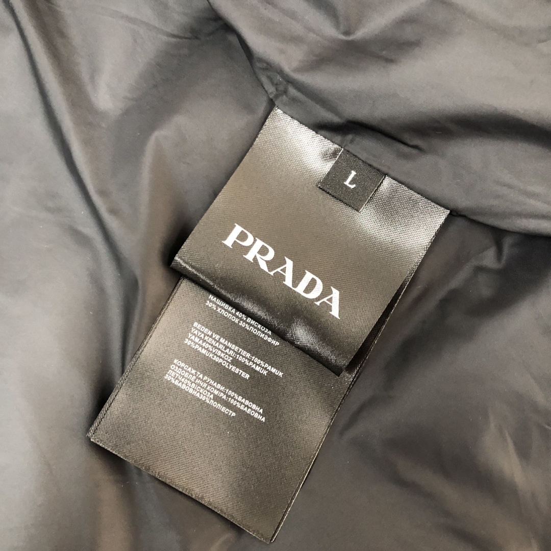 羽绒 PRADA-普拉达 25秋冬经典老牌三角标羽绒马甲背心!经典的铁三角😍每年翻牌必备上身的常青款系列