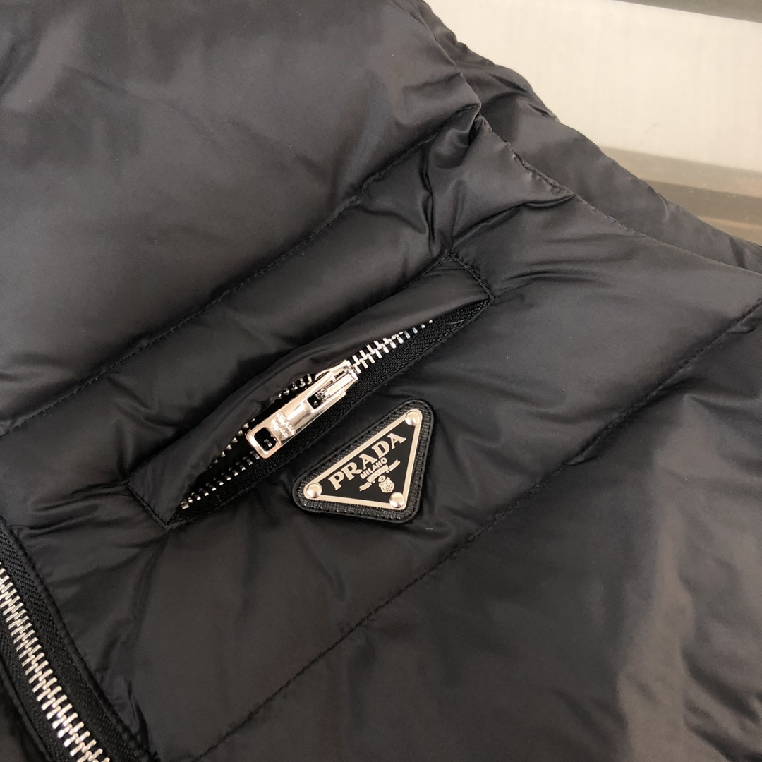 羽绒 PRADA-普拉达 25秋冬经典老牌三角标羽绒马甲背心!经典的铁三角😍每年翻牌必备上身的常青款系列