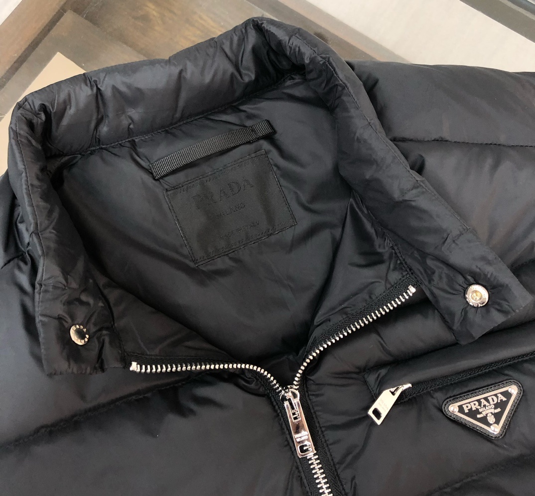 羽绒 PRADA-普拉达 25秋冬经典老牌三角标羽绒马甲背心!经典的铁三角😍每年翻牌必备上身的常青款系列