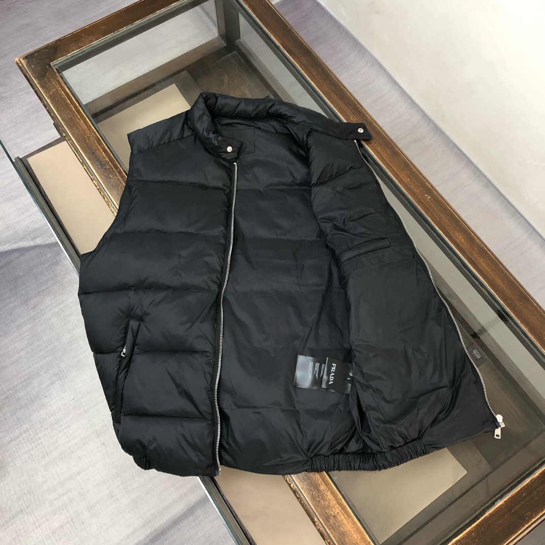羽绒 PRADA-普拉达 25秋冬经典老牌三角标羽绒马甲背心!经典的铁三角😍每年翻牌必备上身的常青款系列