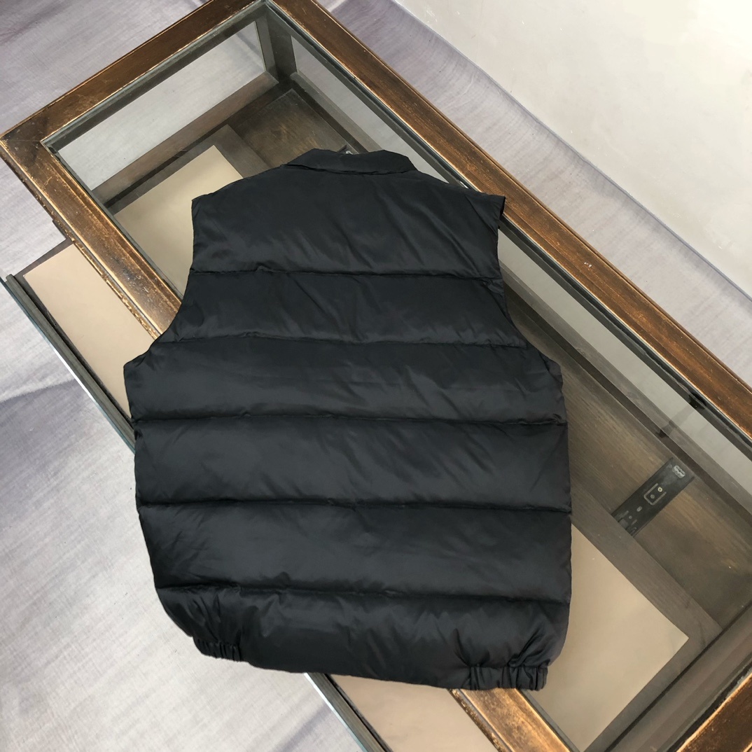 羽绒 PRADA-普拉达 25秋冬经典老牌三角标羽绒马甲背心!经典的铁三角😍每年翻牌必备上身的常青款系列