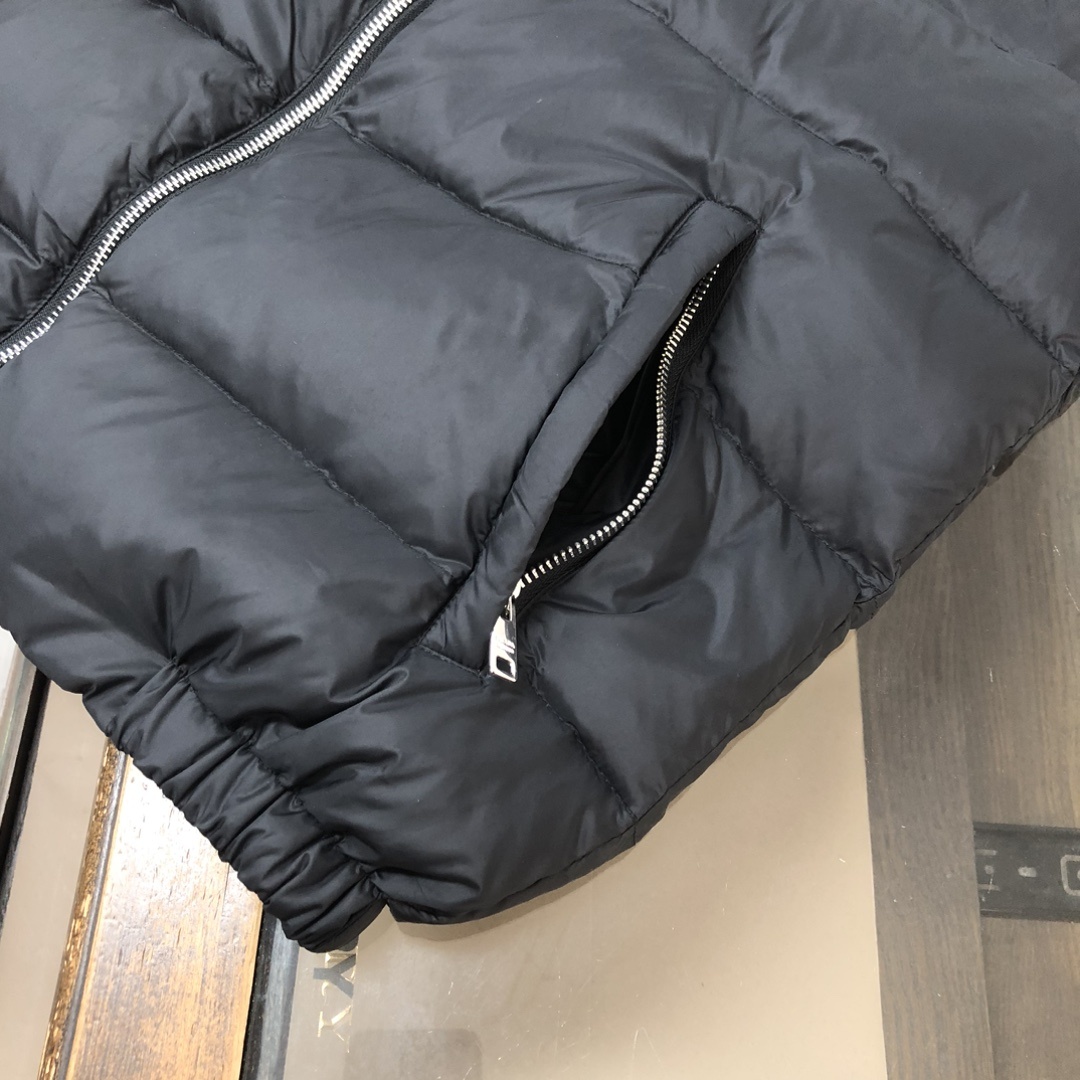 羽绒 PRADA-普拉达 25秋冬经典老牌三角标羽绒马甲背心!经典的铁三角😍每年翻牌必备上身的常青款系列