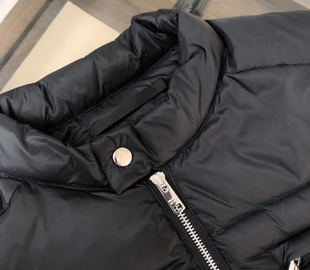 羽绒 PRADA-普拉达 25秋冬经典老牌三角标羽绒马甲背心!经典的铁三角😍每年翻牌必备上身的常青款系列