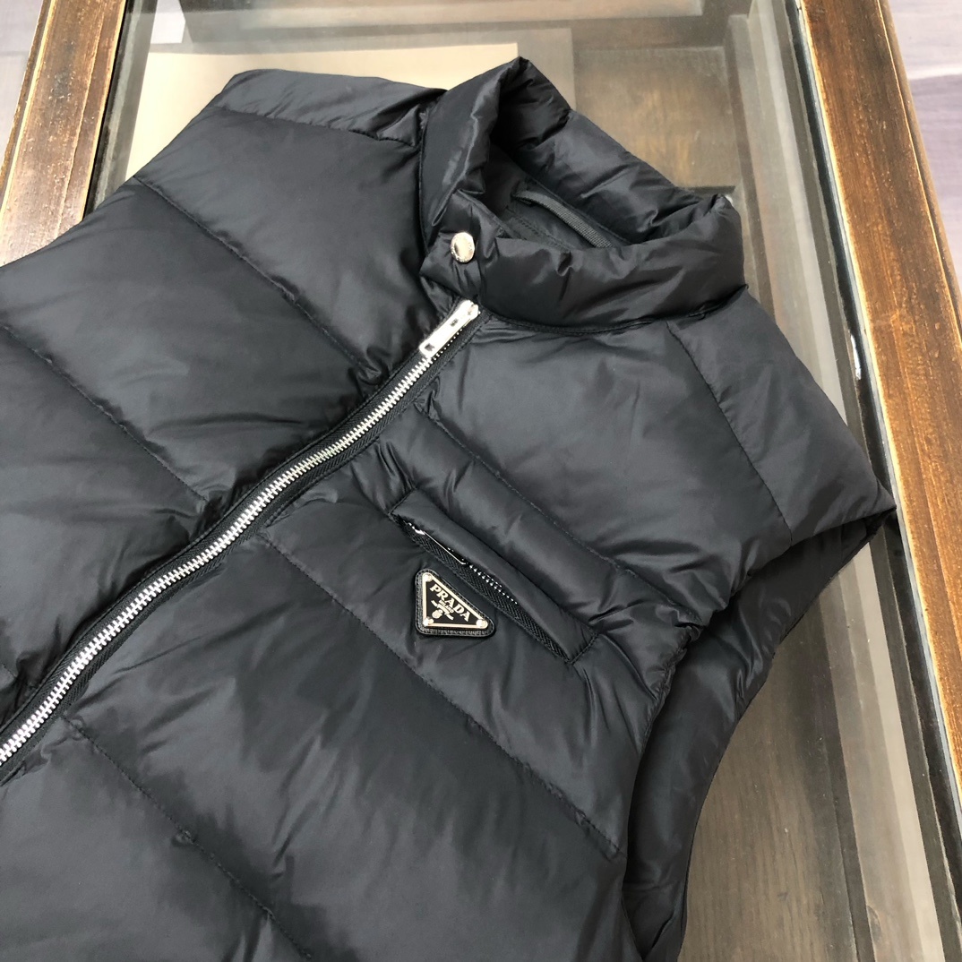 羽绒 PRADA-普拉达 25秋冬经典老牌三角标羽绒马甲背心!经典的铁三角😍每年翻牌必备上身的常青款系列