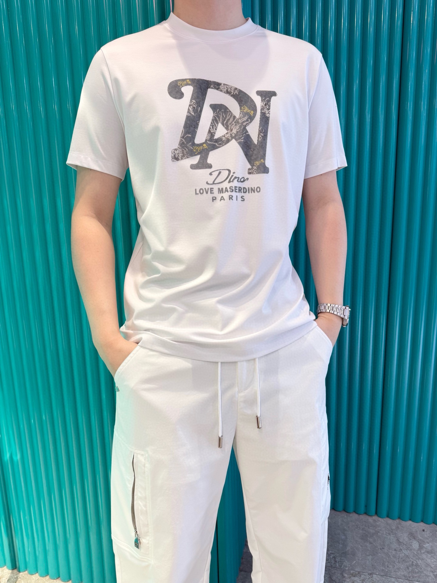 NO:526670,Dino Luxury Products - Brand's latest round neck T-shirt shipment in 2025, hot-selling items in Europe and the United States!  Select custom-made Tennis cotton fabrics from imported Italian brands!  The brand logo on the chest is matched with the latest design to highlight fashion!  Number of codes 48-56 (model 180/140 wears 50, with Hong Kong Lane Crawford gift box packaging), tees, t-shirt, alexander wang19860909Dino奢品-品牌2025最新圆领T恤出货 欧美热销单品！精选意大利进口品牌定制天丝棉面料！胸口的品牌标志搭配最新的设计,彰显时尚 ！码数48-56（模特180/140穿50,配香港连卡佛礼盒包装）,,tees，t-shirt,alexander wang,Men's clothing