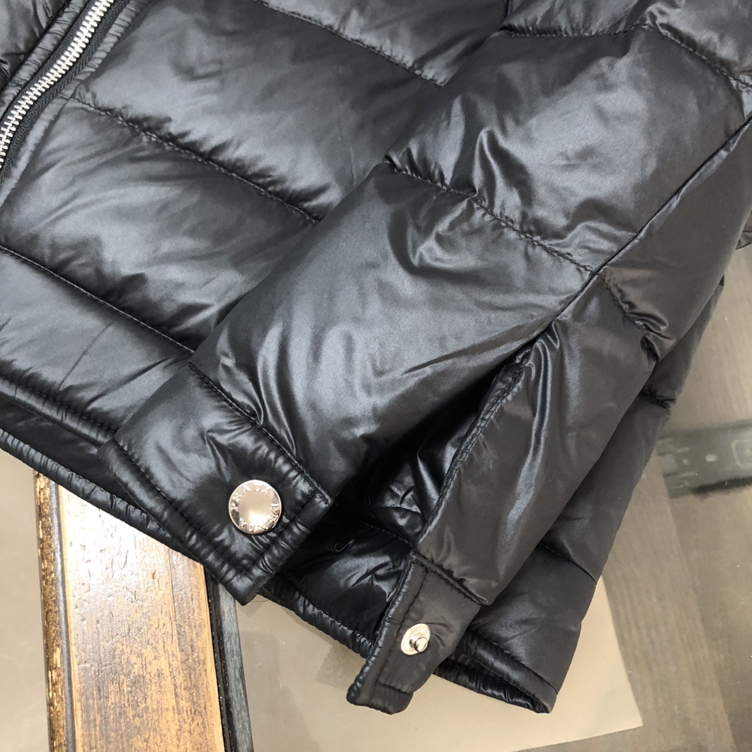 羽绒 PRADA/普拉达 25秋冬最新款商务休闲立领棒球领夹克羽绒服~ 手臂处标志性简约珐琅三角形金属徽