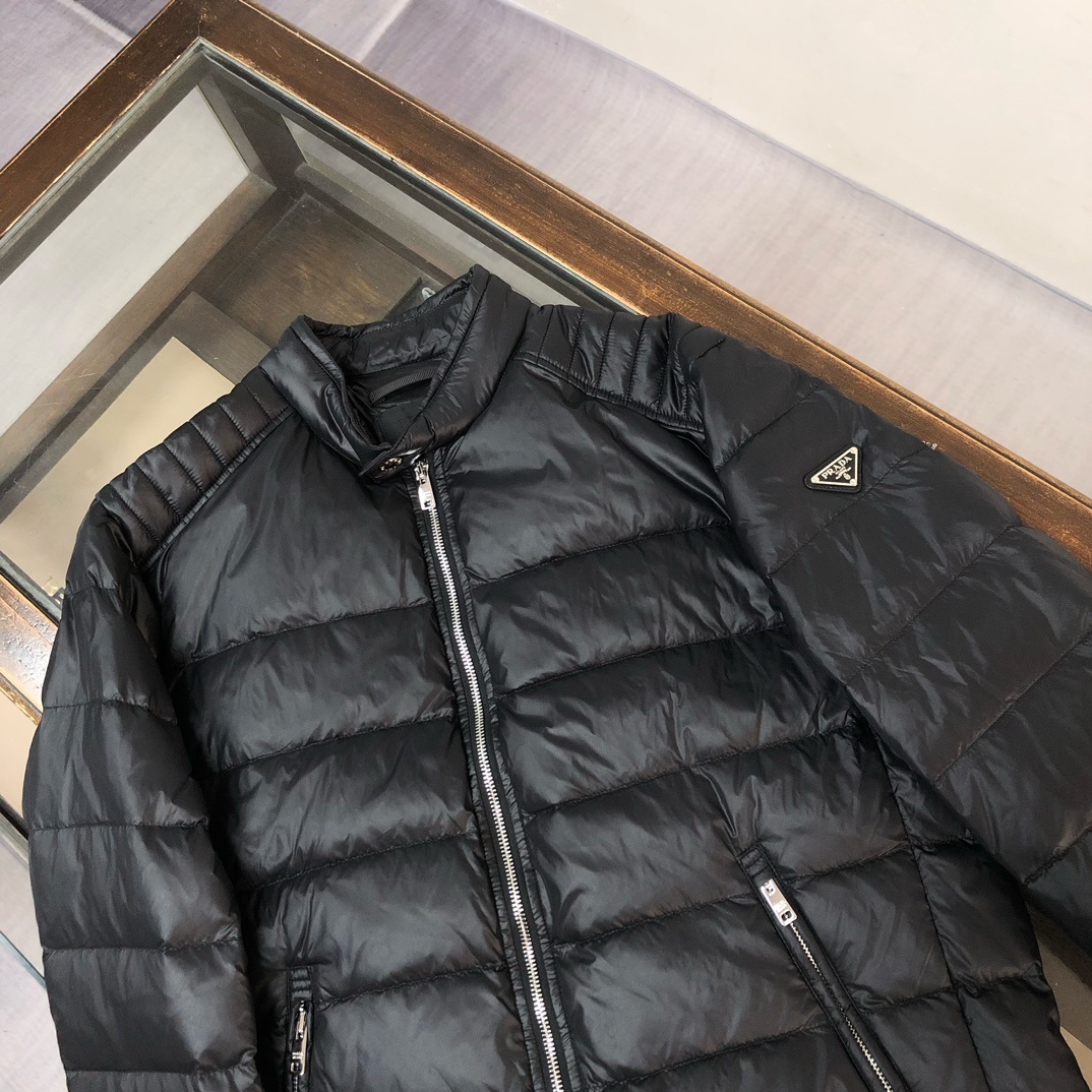 羽绒 PRADA/普拉达 25秋冬最新款商务休闲立领棒球领夹克羽绒服~ 手臂处标志性简约珐琅三角形金属徽