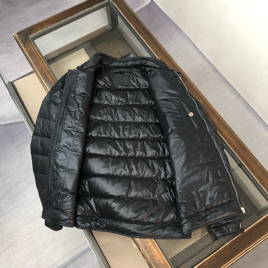 羽绒 PRADA/普拉达 25秋冬最新款商务休闲立领棒球领夹克羽绒服~ 手臂处标志性简约珐琅三角形金属徽