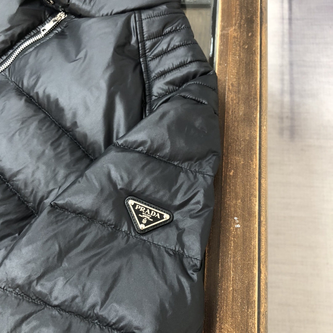 羽绒 PRADA/普拉达 25秋冬最新款商务休闲立领棒球领夹克羽绒服~ 手臂处标志性简约珐琅三角形金属徽