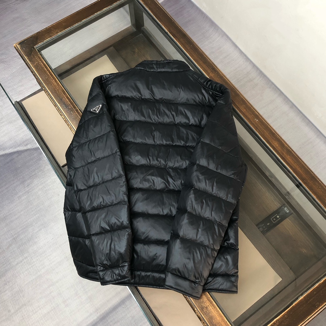 羽绒 PRADA/普拉达 25秋冬最新款商务休闲立领棒球领夹克羽绒服~ 手臂处标志性简约珐琅三角形金属徽