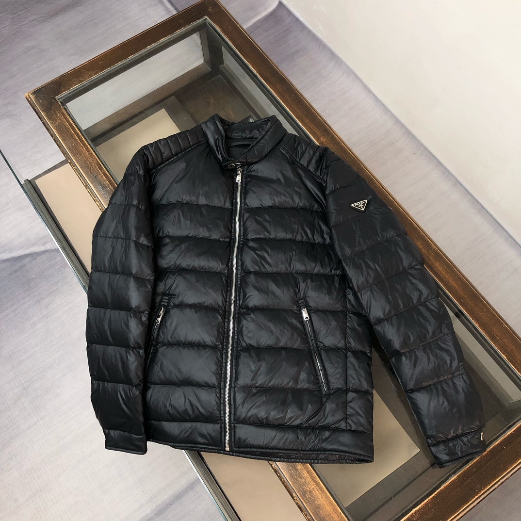羽绒 PRADA/普拉达 25秋冬最新款商务休闲立领棒球领夹克羽绒服~ 手臂处标志性简约珐琅三角形金属徽