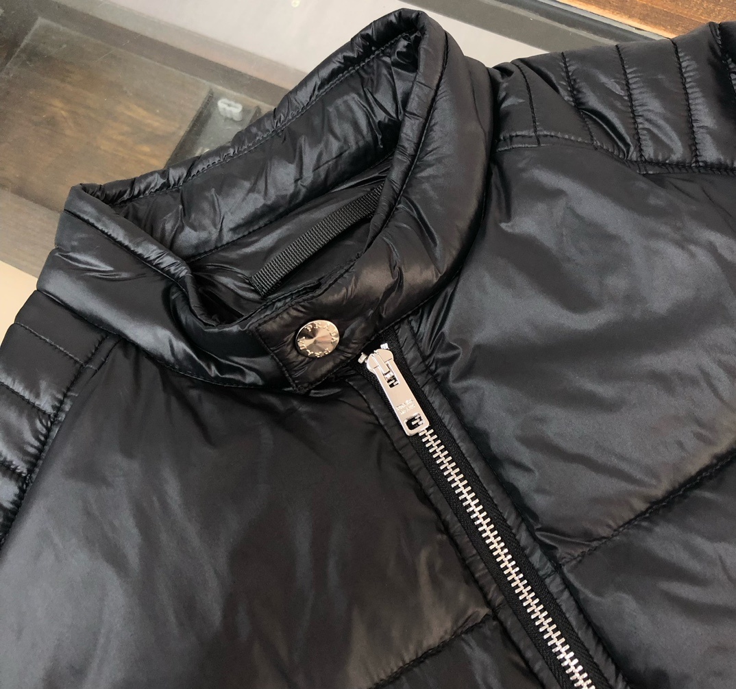 羽绒 PRADA/普拉达 25秋冬最新款商务休闲立领棒球领夹克羽绒服~ 手臂处标志性简约珐琅三角形金属徽