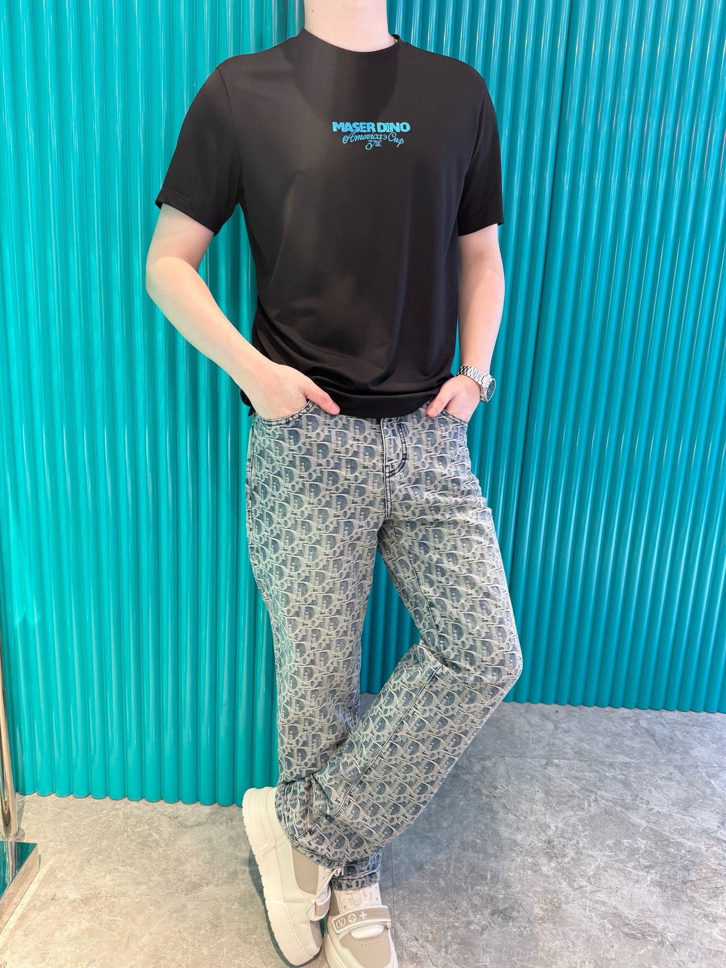 NO:526651,Dino Luxury Products - Brand's latest round neck T-shirt shipment in 2025, hot-selling items in Europe and the United States!  Select custom-made tensile cotton from Italian imported brands!  The brand logo on the chest is matched with the latest design to highlight fashion!  Number of codes 48-56 (model 180/140 wears 50, with Hong Kong Lane Crawford gift box packaging), tees, t-shirt, alexander wang19860909Dino奢品-品牌2025最新圆领T恤出货 欧美热销单品！精选意大利进口品牌定制天丝棉！胸口的品牌标志搭配最新的设计,彰显时尚 ！码数48-56（模特180/140穿50,配香港连卡佛礼盒包装）,,tees，t-shirt,alexander wang,Men's clothing