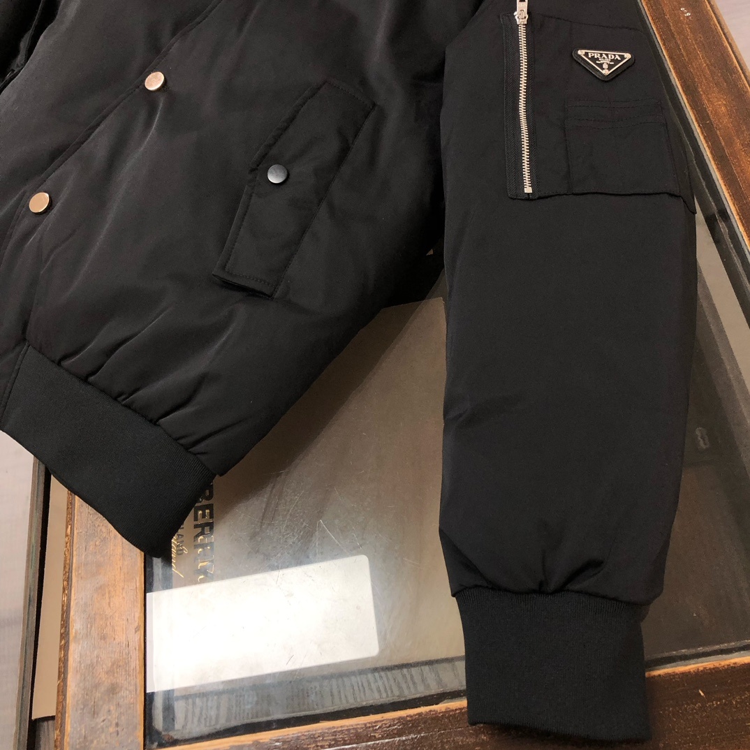 羽绒 PRADA/普拉达 25秋冬最新款商务休闲棒球服夹克羽绒服~ 手臂处标志性简约珐琅三角形金属徽标,