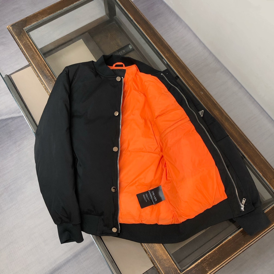 羽绒 PRADA/普拉达 25秋冬最新款商务休闲棒球服夹克羽绒服~ 手臂处标志性简约珐琅三角形金属徽标,