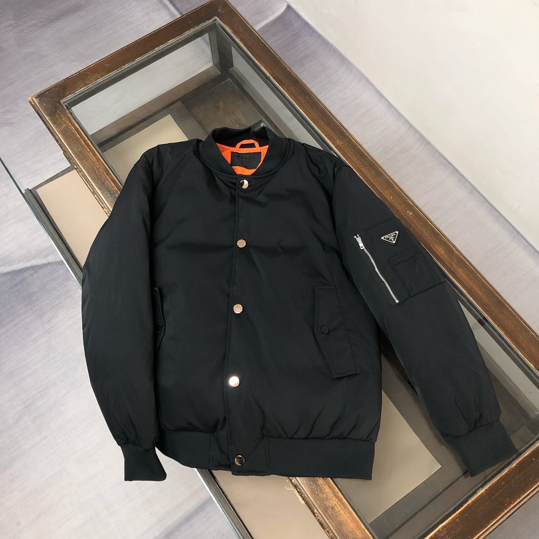 羽绒 PRADA/普拉达 25秋冬最新款商务休闲棒球服夹克羽绒服~ 手臂处标志性简约珐琅三角形金属徽标,