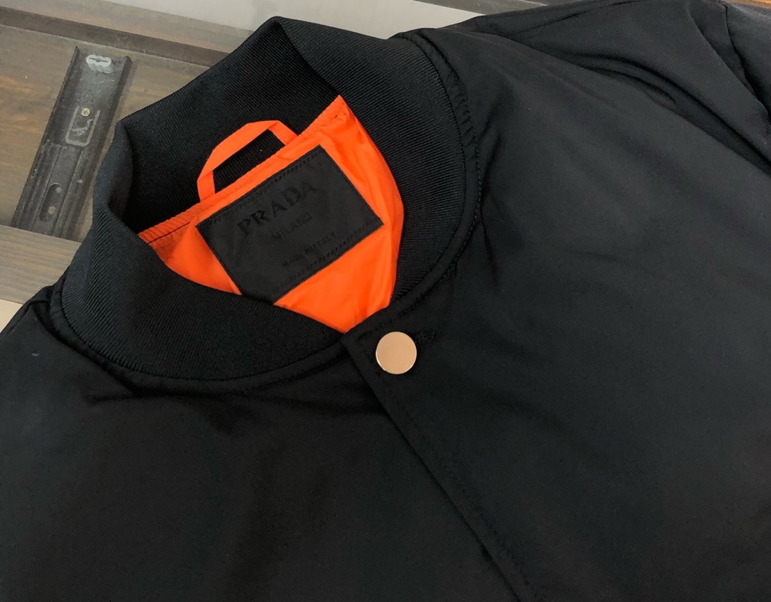 羽绒 PRADA/普拉达 25秋冬最新款商务休闲棒球服夹克羽绒服~ 手臂处标志性简约珐琅三角形金属徽标,
