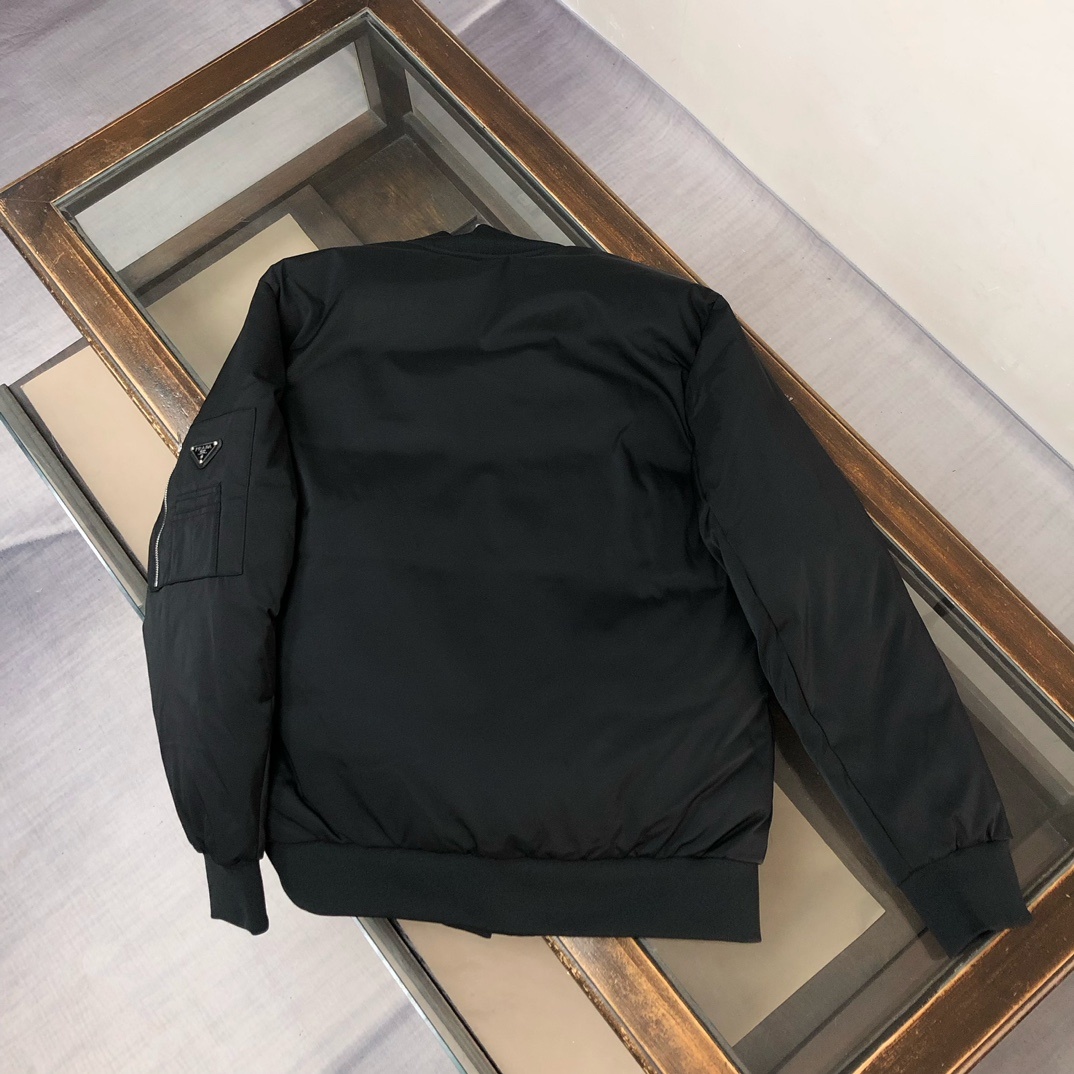 羽绒 PRADA/普拉达 25秋冬最新款商务休闲棒球服夹克羽绒服~ 手臂处标志性简约珐琅三角形金属徽标,