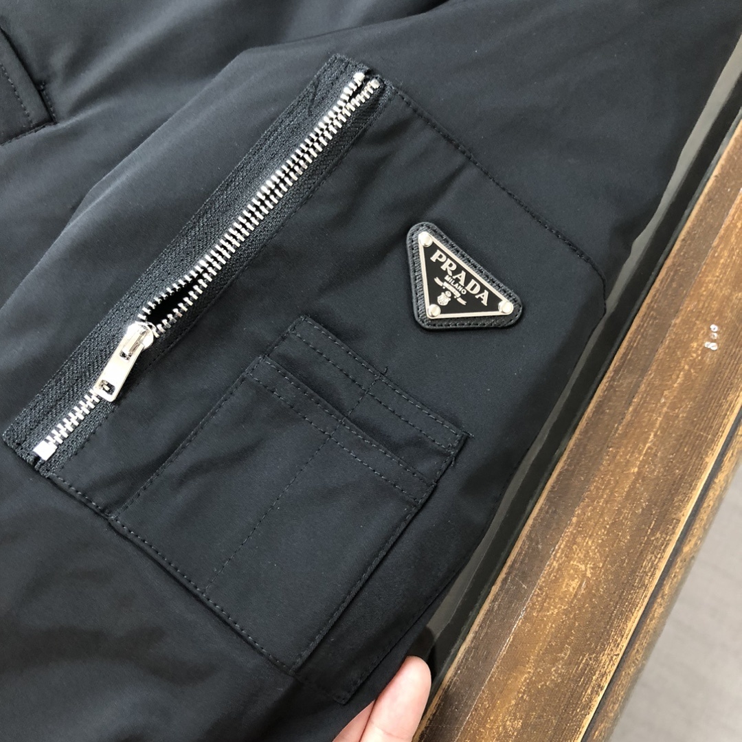 羽绒 PRADA/普拉达 25秋冬最新款商务休闲棒球服夹克羽绒服~ 手臂处标志性简约珐琅三角形金属徽标,