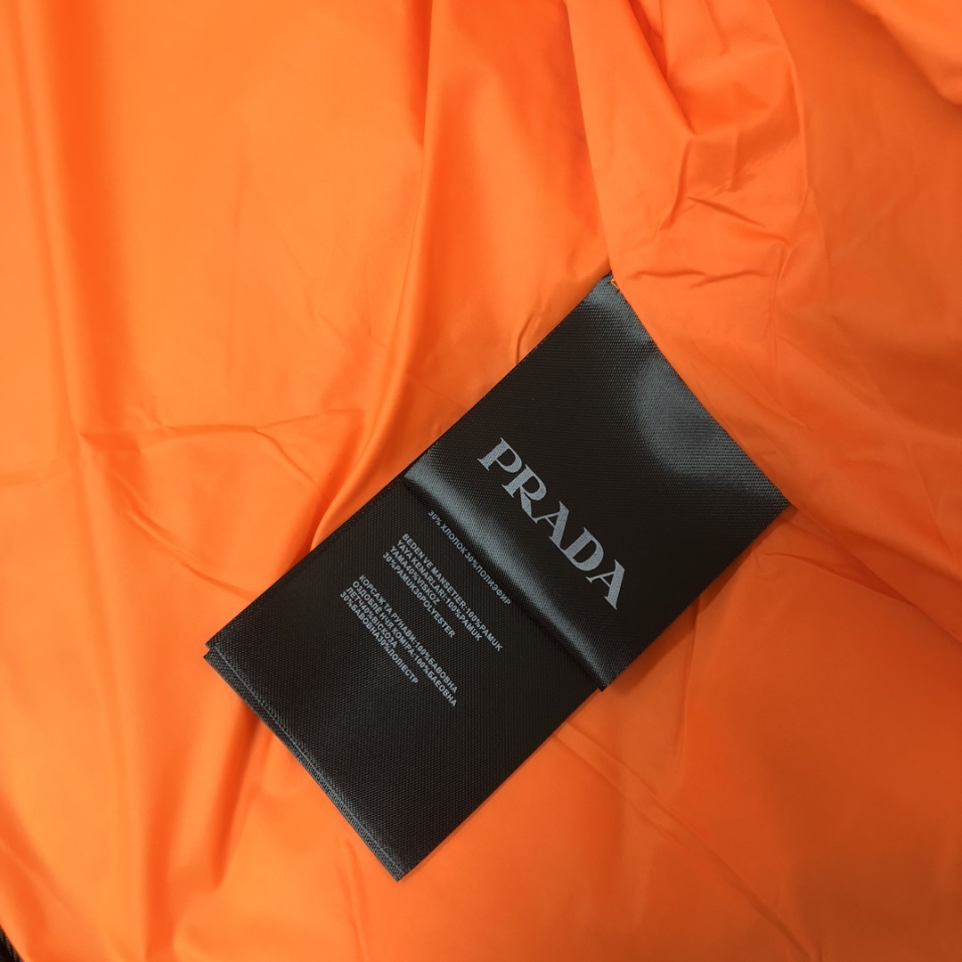 羽绒 PRADA/普拉达 25秋冬最新款商务休闲棒球服夹克羽绒服~ 手臂处标志性简约珐琅三角形金属徽标,