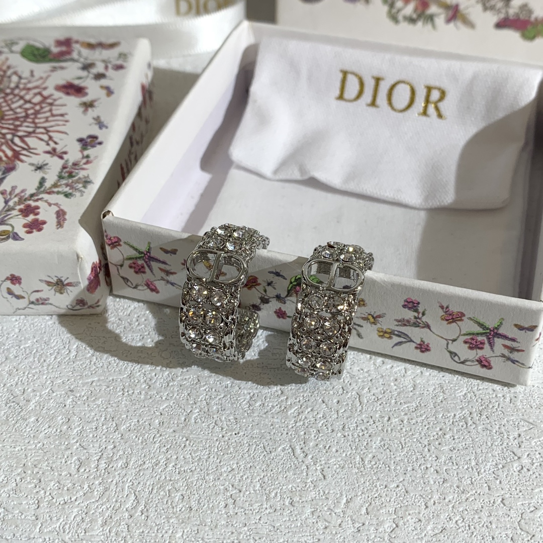 Dior 迪奥罗马系列耳钉 灵感汲取古罗马建筑的雄浑气魄与古典美学 主体以高品质金属打造 融入品牌 CD元素