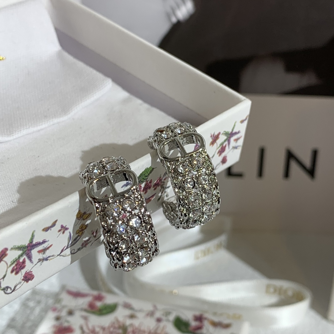 Dior 迪奥罗马系列耳钉 灵感汲取古罗马建筑的雄浑气魄与古典美学 主体以高品质金属打造 融入品牌 CD元素
