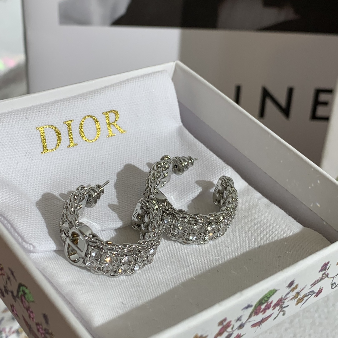 Dior 迪奥罗马系列耳钉 灵感汲取古罗马建筑的雄浑气魄与古典美学 主体以高品质金属打造 融入品牌 CD元素
