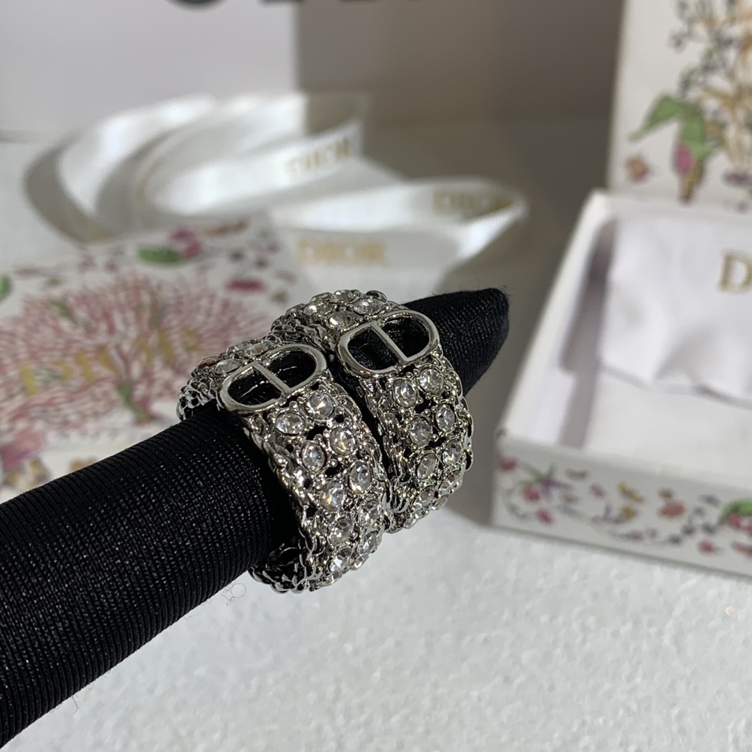 Dior 迪奥罗马系列耳钉 灵感汲取古罗马建筑的雄浑气魄与古典美学 主体以高品质金属打造 融入品牌 CD元素