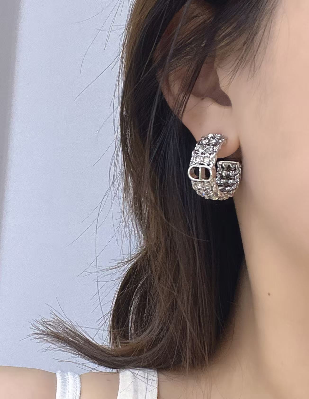 Dior 迪奥罗马系列耳钉 灵感汲取古罗马建筑的雄浑气魄与古典美学 主体以高品质金属打造 融入品牌 CD元素