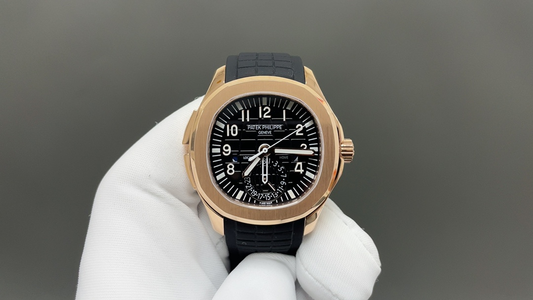 NO:726513,3K version of Patek Philippe Aquanaut series 5164 grenade series  The watch has a modern and international dual time complication, which is more in line with the tastes and needs of the younger generation. [Case] 40.8MM diameter, 11.4MM thickness, still made of Patek Philippe’s classic stainless steel. The rounded octagonal shell shape is just right. The shark fin design on the left side of the case is a button that can quickly adjust the central hollow hour hand. This pointer  The needle can be used to indicate the time in the second time zone. [Dial] Black embossed dial, metal three-dimensional numerals, covered with fluorescent coating hour markers. The square day and night windows showing 'HOME' and 'LOCAL' respectively at 3 and 9 o'clock are rotatable. The blue and white colors represent night and day respectively. The 6 o'clock position is a pointer-type date dial. [Movement] Uses Japanese modified 324  SC FUS automatic winding movement function, the three-hand basic movement is equipped with a dual time module. Equipped with a casual Tropical strap, it is a luxury sports watch prepared for the young generation, patek philippe198609093K版百达翡丽 Aquanaut系列5164 手雷系列 腕表具现代感、国际感的两地时间复杂功能,更符合年轻世代的品味与需求【表壳】40.8MM表径,厚度11.4MM,依旧采用百达翡丽经典不锈钢材质打造,圆润的八角壳型恰到好处,表壳左侧的鲨鱼鳍型设计,是可以快调中央镂空时针的按钮,这枚指针可以用来指示第二时区时间.【表盘】黑色浮雕表盘,金属立体字块,覆荧光涂层时标.3、9点钟分别显示”HOME”与”LOCAL”的方形昼夜视窗可转动的,蓝白二色各自代表晚上与白天,6点钟位置是指针式的日期盘.【机芯】采用日本改324 SC FUS自动上链机芯功能,大三针基础机芯上搭载两地时间模组.配有休闲气息的Tropical表带,正是为年轻世代所准备的奢华运动表,,patek philippe,Watch