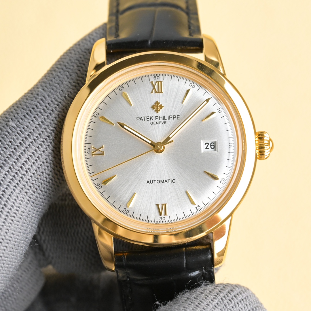 NO:340751,White shell, gold shell Patek Philippe, hot new style, Patek Philippe's new pot lid, took up to 6 months!  Ultra-thin men's automatic mechanical watch, using imported original 9015 movement, with 28,800 vibration frequency per hour, zero rework quality, diameter 40mm original size, ultra-thin craftsmanship 8mm, (can be matched with imported calfskin from Xin Italy!) Pot cover glass material!  Super waterproof 50 meters!  The same style in the counter, one to one replica!  Take him with him and show his strength and extraordinary spirit!  Glorious and eternal noble. Please identify the exclusive quality, patek philippe, cowhide19860909白壳,金壳 百达翡丽,火热新款式,百达翡丽新款锅盖,耗时长达6个月！超薄男士自动机械腕表,采用进口原装9015机芯,每小时振频28800次,零返修质量,直径40mm原装尺寸,超薄工艺8mm,(可搭配采用鑫意大利进口小牛皮！)锅盖玻璃材质！超强防水50米！专柜同款,一比一复刻！带上他锋芒尽显,气派不凡！耀眼光辉,永恒尊贵.请认准独家品质,,patek philippe,cowhide,Watch