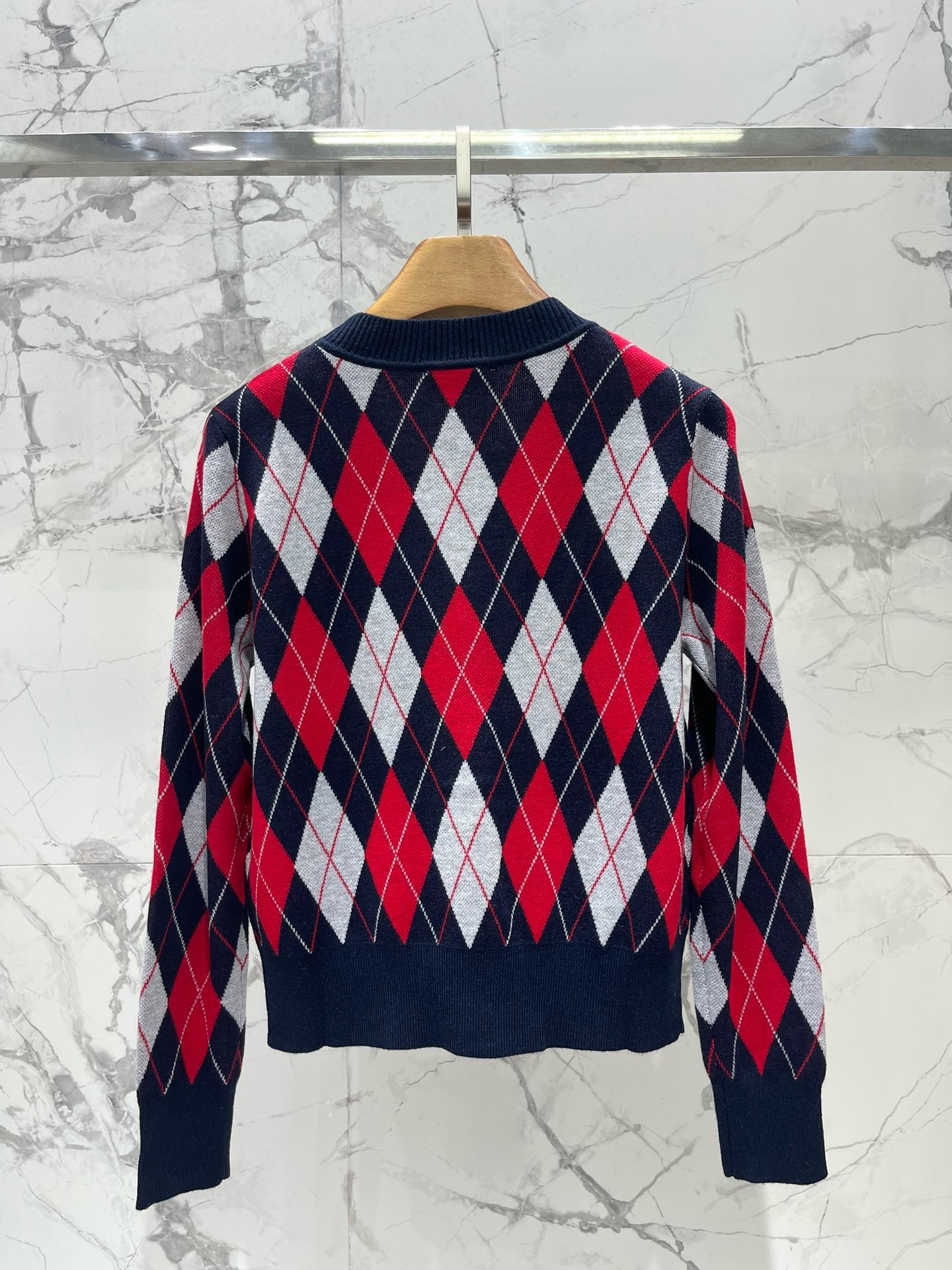 𝐕𝐢𝐯𝐢𝐞𝐧𝐧* 西太后学院风休闲菱格撞色V领针织开衫穿上瞬间变身英伦学院风女主，甜酷感直接拉满💯！✨ 