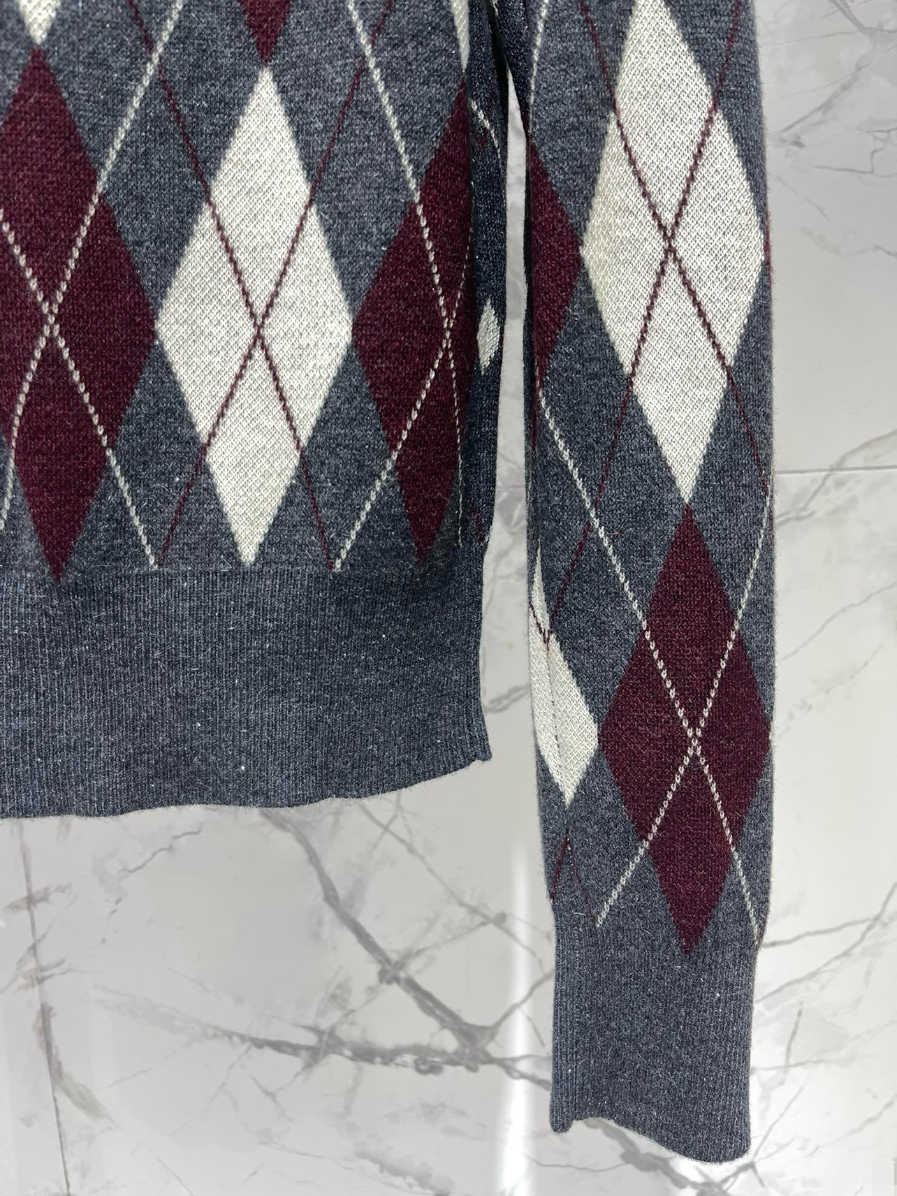 𝐕𝐢𝐯𝐢𝐞𝐧𝐧* 西太后学院风休闲菱格撞色V领针织开衫穿上瞬间变身英伦学院风女主，甜酷感直接拉满💯！✨ 