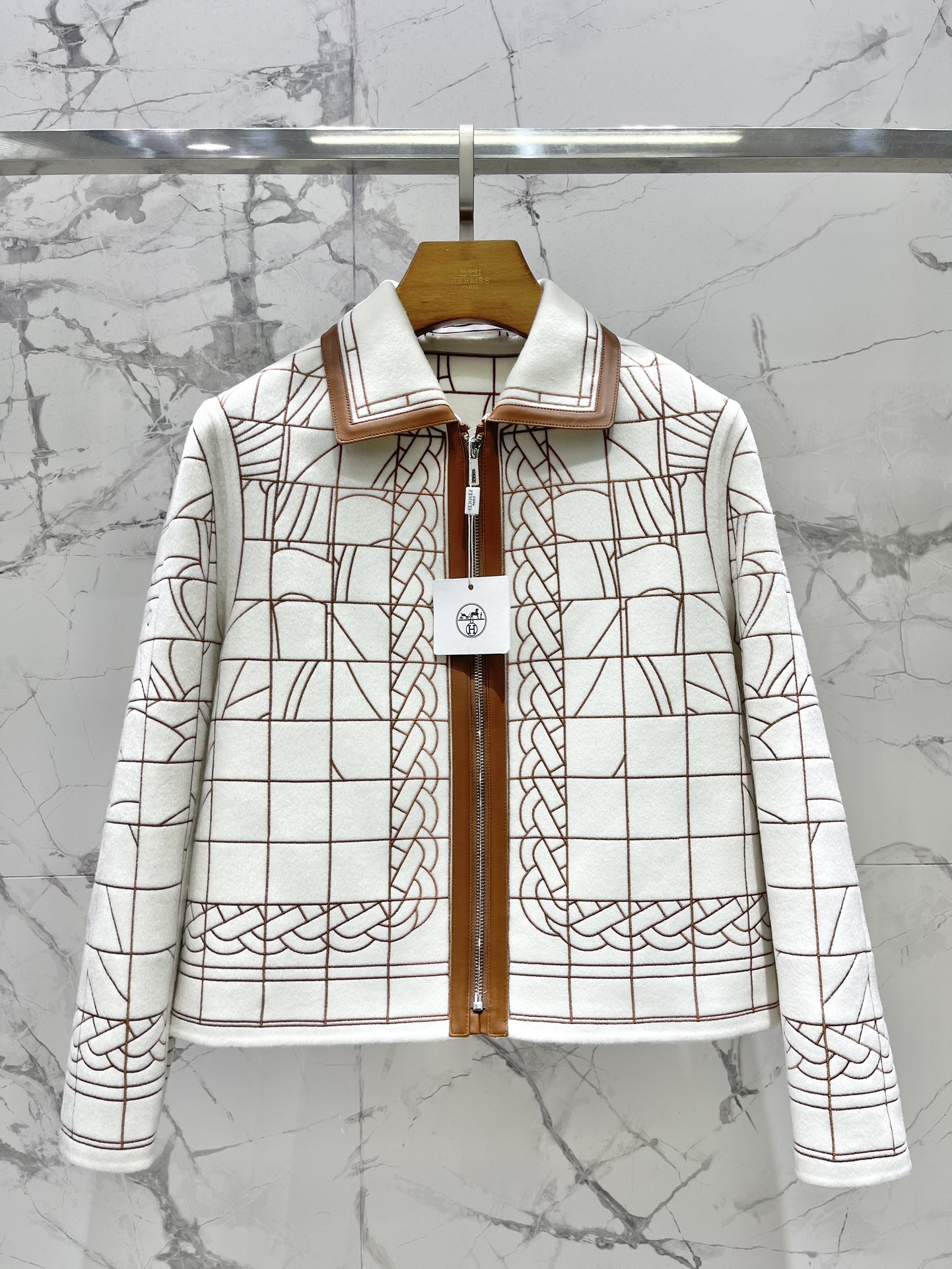 NO:901058,*Hermès lapel heavily embroidered sheepskin and wool short jacket. The luxurious embroidery + soft sheepskin and wool makes you look like a 'rich woman in the world' when you wear it for gatherings, dates, and commuting!  Heavy embroidery, full of elegance. The lapel design + classic logo embroidery is so exquisite that every stitch is like a work of art. The vine embroidery on the back and cuffs is low-key and luxurious. It is looming when walking, and the atmosphere is directly filled~ The material of sheepskin and wool feels soft, and it is not tied at all when worn next to the body. The warmth is comparable to a down jacket. Material & Style  The outer layer is made of delicate sheepskin, and the inner layer is made of fluffy wool, providing double warmth without being bulky at all!  Short design + slightly nipped in waist, small sisters can also wear it to look like 'legs are two meters long' ♀～The lapel design modifies the face shape, so sisters with round/square faces can close their eyes and enter!  Size SML,Hermes-clothing,hermes,jackets & coats,down jacket,sheepskin,19860909* 爱马仕翻领重工刺绣羊皮羊毛绒短外套 贵气感拉满的刺绣+软糯羊皮羊毛绒,穿上就是“人间富婆”聚会/约会/通勤统统拿捏！ 重工刺绣,贵气爆棚 翻领设计+经典logo刺绣,精致到每一针都像艺术品,后背和袖口的藤蔓刺绣,低调中透着奢华,走动时若隐若现,氛围感直接拉满～羊皮拼接羊毛绒的材质,摸起来软乎乎的,贴身穿完全不扎,保暖度堪比羽绒服 材质&版型 外层是细腻的羊皮,内里是蓬松的羊毛绒,双重保暖却完全不臃肿！短款设计+微收腰,小个子姐妹也能穿出“腿长两米”的即视感♀～翻领设计修饰脸型,圆脸/方脸姐妹闭眼入！ 码数SML,爱马仕-服装,hermes,jackets & coats,down jacket,sheepskin,,Women's clothing