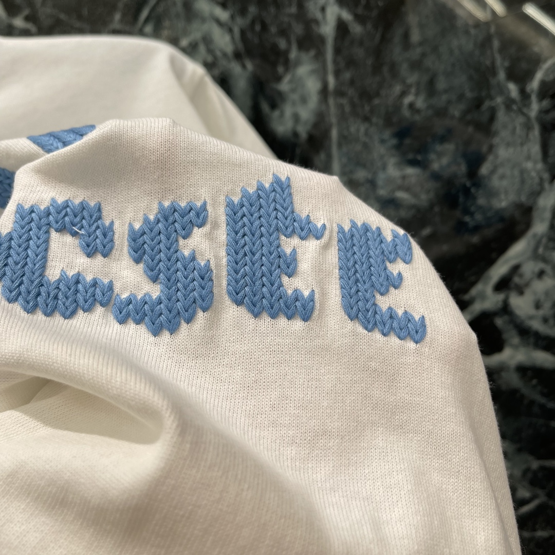 路易 25秋冬新款 圆领字母刺绣T恤 胸前利用刺绣工艺勾勒出字母品牌徽标图案时尚高级感立现打造个性风格时