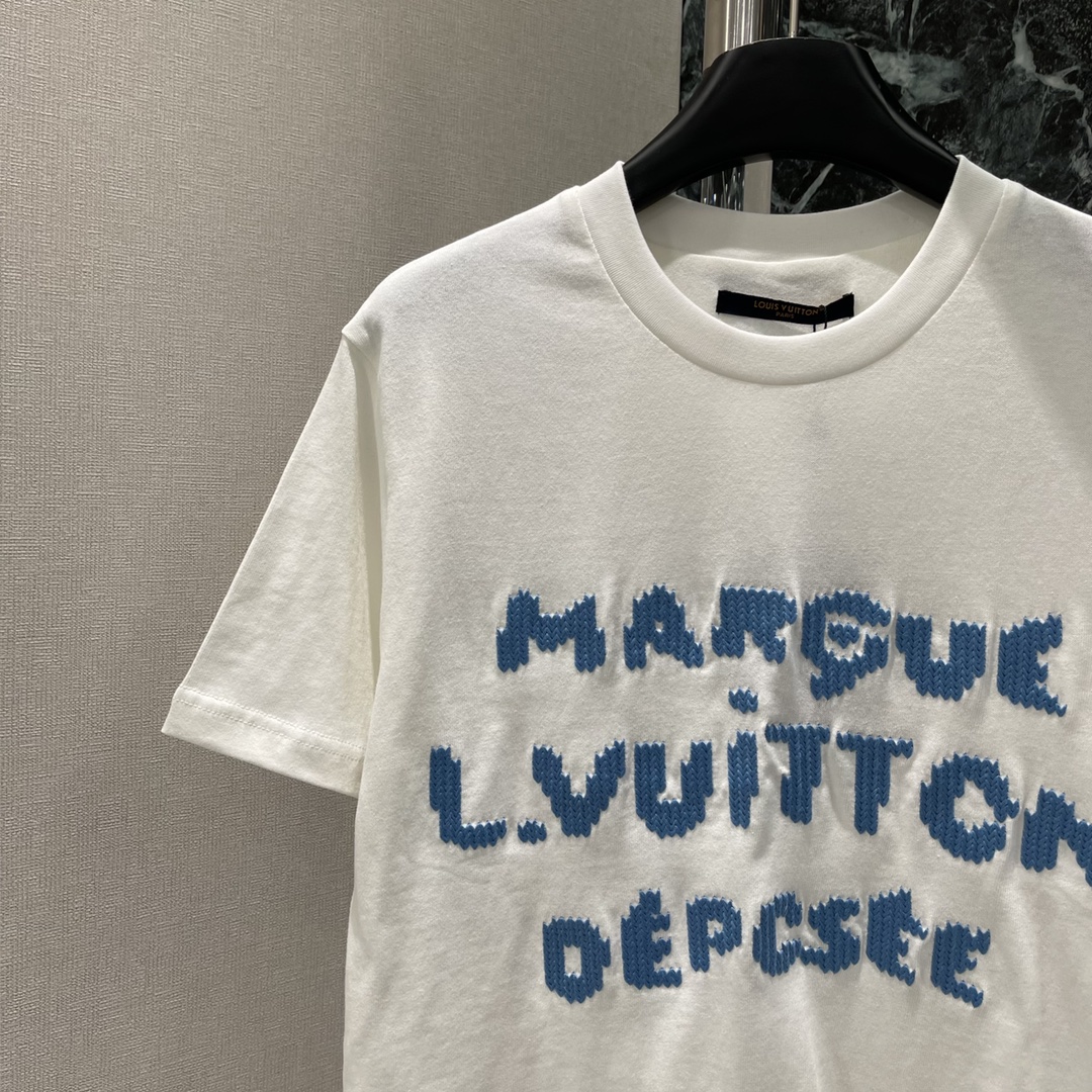 路易 25秋冬新款 圆领字母刺绣T恤 胸前利用刺绣工艺勾勒出字母品牌徽标图案时尚高级感立现打造个性风格时