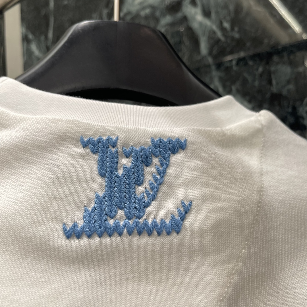 路易 25秋冬新款 圆领字母刺绣T恤 胸前利用刺绣工艺勾勒出字母品牌徽标图案时尚高级感立现打造个性风格时
