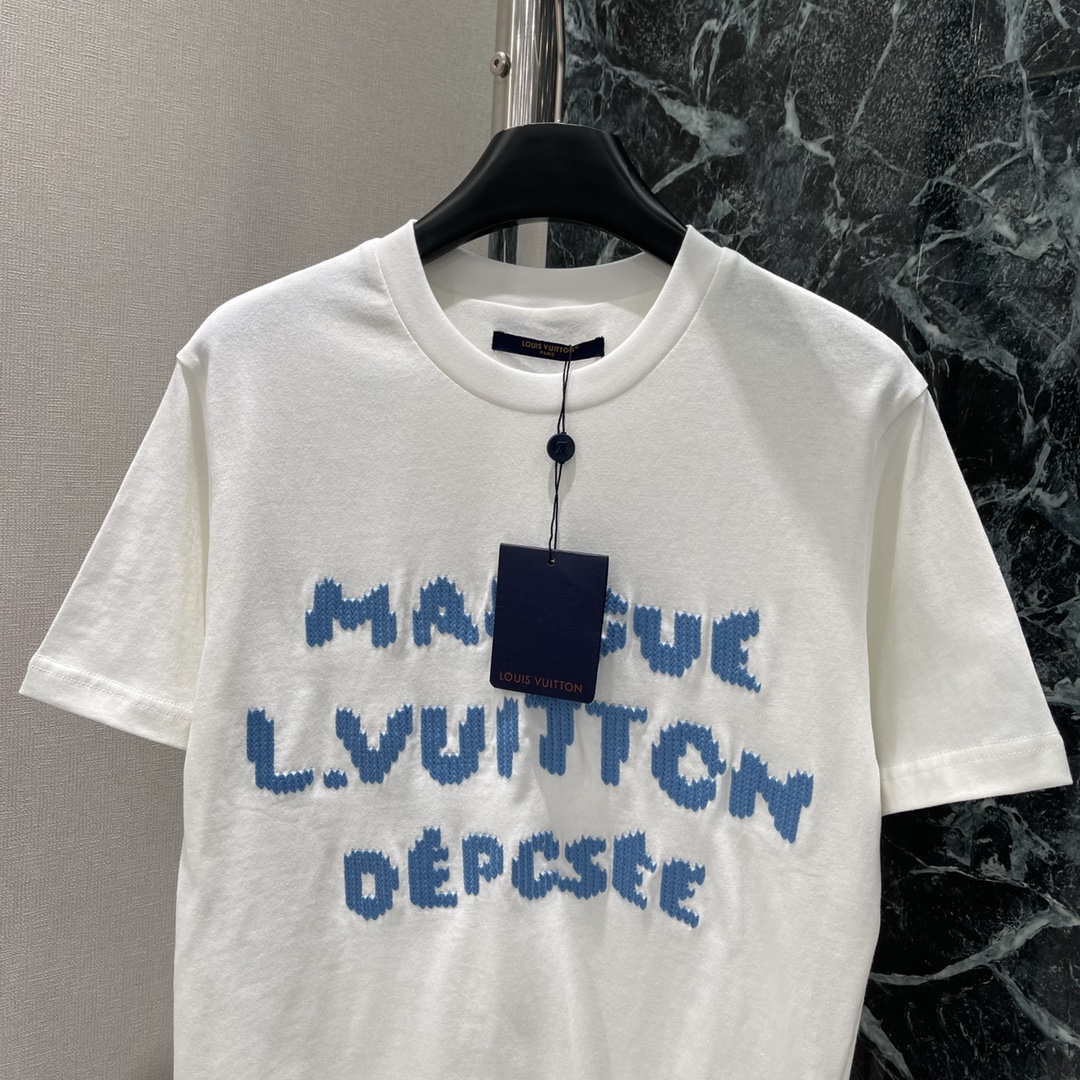 路易 25秋冬新款 圆领字母刺绣T恤 胸前利用刺绣工艺勾勒出字母品牌徽标图案时尚高级感立现打造个性风格时